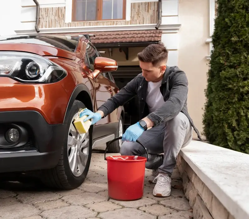 Lavage auto à domicile Sainte-Marie-sur-Ouche : professionnel intervenant sur un véhicule